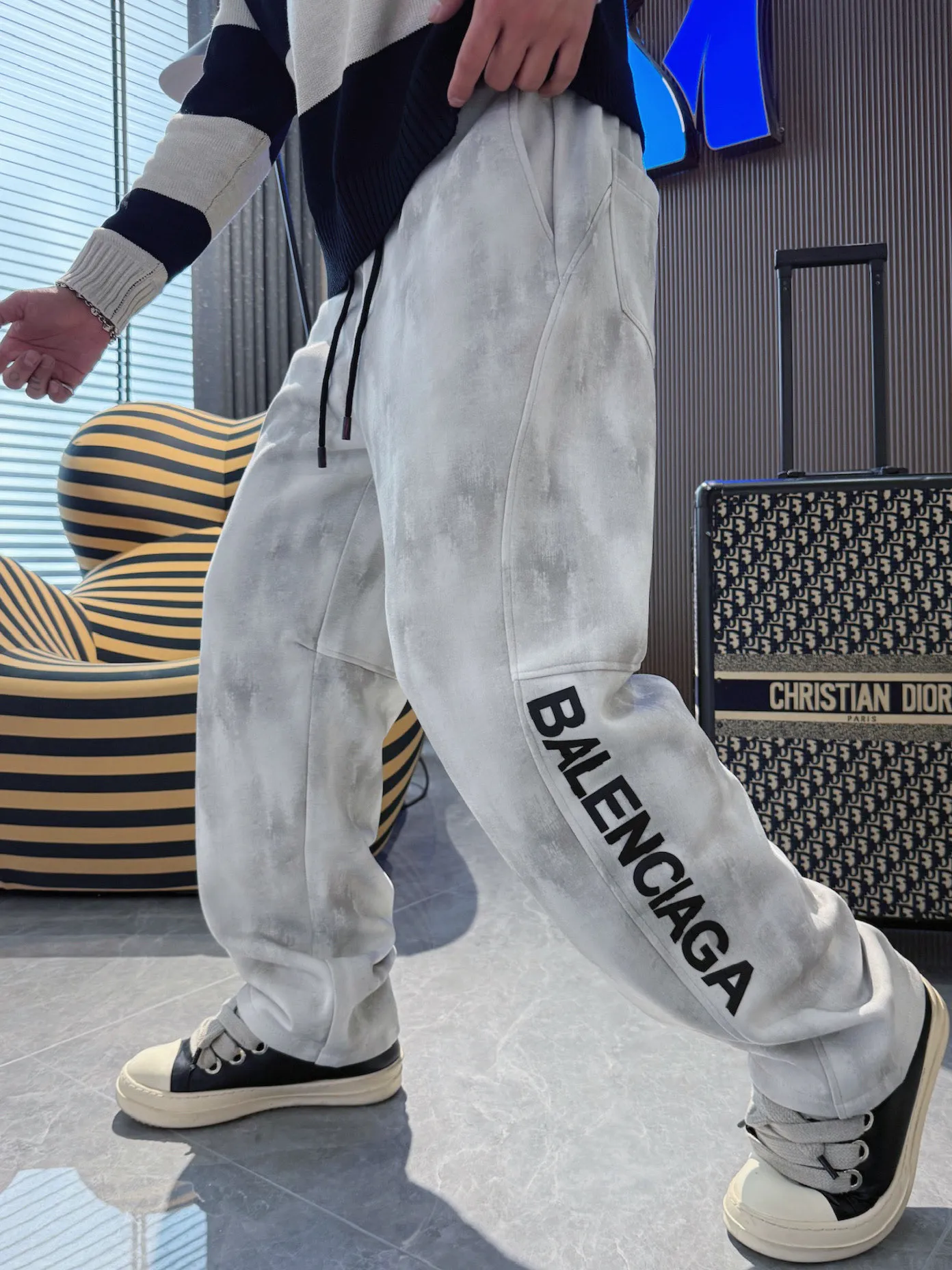Balenciaga 🆕2026 Autumn and Winter New Arrival Casual Pants! The official website will be released simultaneously. Brand Classic LOGO casual pants, customized fabrics, excellent comfort and strong touch. Highly recognisable, perfect appearance and craftsmanship. Size:M-3XL